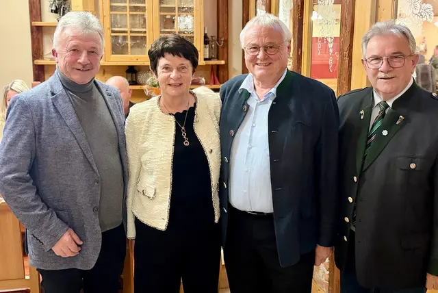 Beim Altbügermeister-Treffen der fürstenfelder Region stand Hannes Fründratt aus Ilz als Geburtstagskind im Mittelpunkt. | Foto: Josef Rath