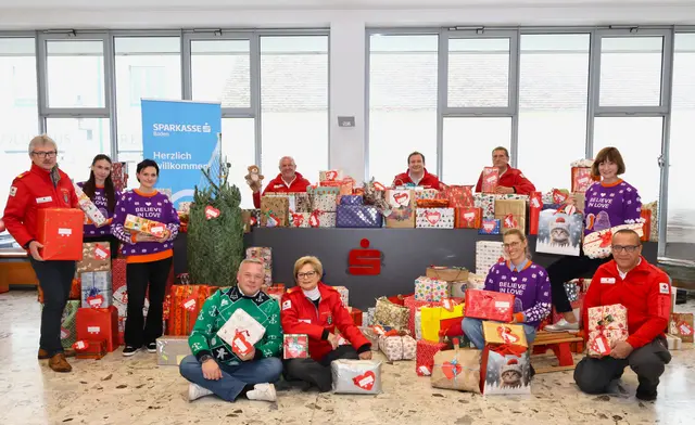 Bezirksstellengeschäftsführer Manfred Lang, Arbnora Krasniqi, Julia Katzianschitz, Christian Degelsegger, Ervin Gashi, Bezirksstellenleiter-Stv. Corina Kornherr, Fachbereichsleiter Christoph Sanz, Herbert Sechnal, Caroline Lorenz, VDir. Elisabeth Lambert, Vaskin Blankozian. | Foto: Sparkasse Baden