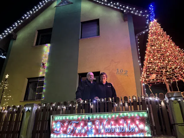 Evelyn und Günther Müllner Sen. vor ihrem festlich beleuchteten Haus. | Foto: Daniel Schmidt