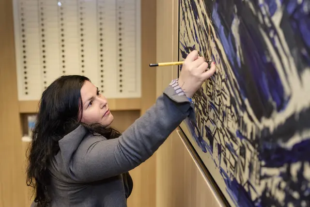 Die Oberländer Künstlerin Hannah Philomena Scheiber stellt ihr eigens für die Filiale angefertigtes Bild live während der Eröffnungsfeier fertig.  | Foto: Christoph Noesig PHOTOGRAPHY