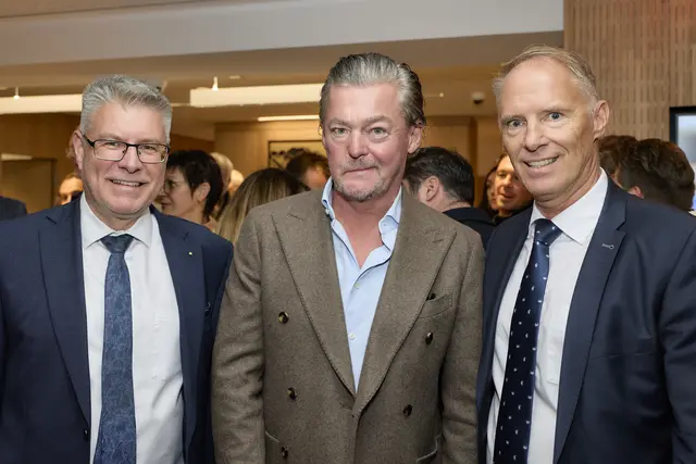 TVB Paznaun-Ischgl-Obmann Alexander Von der Thannen wurde von Artur Huber, Leiter der Sparkassen-Filiale (l.), und Sparkassen-Vorstand Mario Kometer (r.) willkommen geheißen. | Foto: Christoph Noesig PHOTOGRAPHY