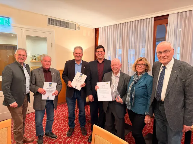 Landesobmann Karl Wilfing, Johann Hromek, Anton Kirchner, Bürgermeister Dominic Litzka, Horst Ertl, Margarete Sommer, Bezirksobmann Richard Hartenbach. | Foto: Nö Senioren