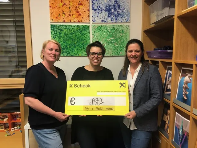 V.l. Hortleiterin Janina Moser, Franziska Jenewein vom Team Friedenslicht und VS-Direktorin Angela Pernsteiner-Krall
 | Foto: Team Friedenslicht