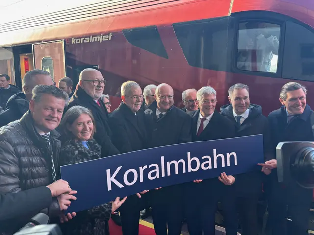 Klagenfurts Bürgermeister Christian Scheider, die Grazer Bürgermeisterin Elke Kahr, ÖBB-Vorstand Andreas Matthä, Bundespräsident Alexander Van Der Bellen, Bundeskanzler Christian Stocker, Kärntens Landeshauptmann Peter Kaiser, Vizekanzler Andreas Babler und BM Peter Hanke freuen sich auf die Fahrt nach Klagenfurt mit dem Koralmjet. | Foto: Stephan Fugger/MeinBezirk.at