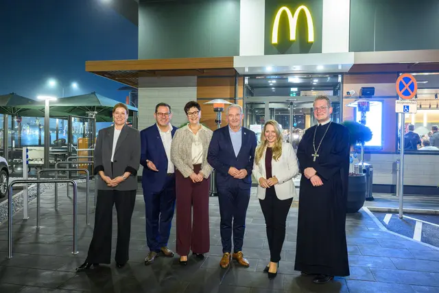 Ellen Staudenmayer (Managing Direktorin McDonald’s Österreich), Franchisenehmer Wolfgang Heindl mit Ehefrau Barbara Heindl, Vizebürgermeister Wolfgang Kaufmann, Landtagsabgeordnete Silke Dammerer und Abt Ludwig Wenzl. | Foto: McDonald’s Österreich