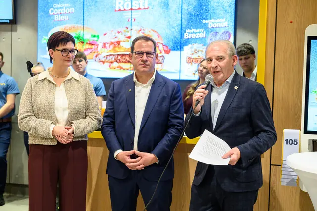 Seit 9. Dezember empfängt das neue McDonald’s Restaurant in der Schlitpacherstraße 3 in Melk seine Gäste. Auch Vizebürgermeister Wolfgang Kaufmann (auf dem Bild rechts) war bei der Eröffnungsfeier zu Gast. | Foto: McDonald’s Österreich