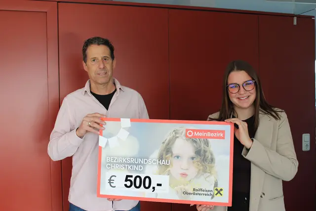 Klemens Fraunbaum von "Limitedition" überreichte den 500-Euro-Scheck an Werbeberaterin Katerina Zigova.  | Foto: MeinBezirk/Steiner-Watzinger