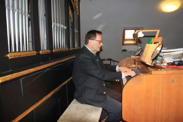 Peter Pesendorfer an der Orgel. | Foto: Verein Viechtauer Heimathaus