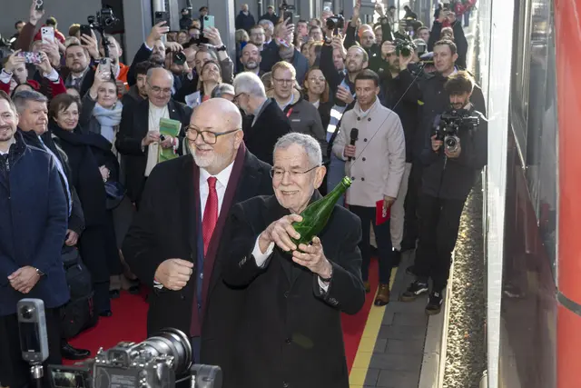 ÖBB-CEO Andreas Matthä und Bundespräsident Alexander Van der Bellen tauften den Zug. | Foto: ÖBB