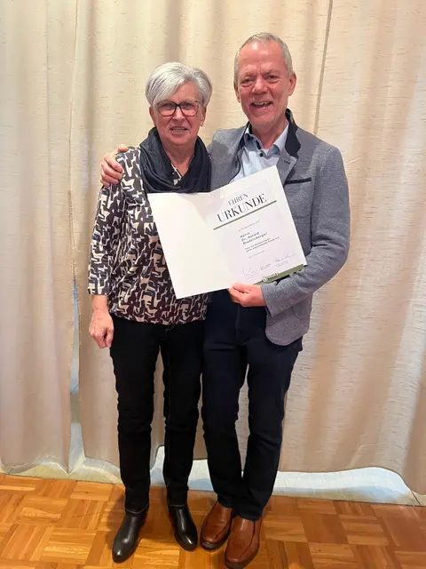 Gabriele Lengauer mit Lebensretter Harald Riedelsberger, der für seinen Lebensrettereinsatz vom Seniorenbund geehrt wurde. | Foto: Marianne Reininger