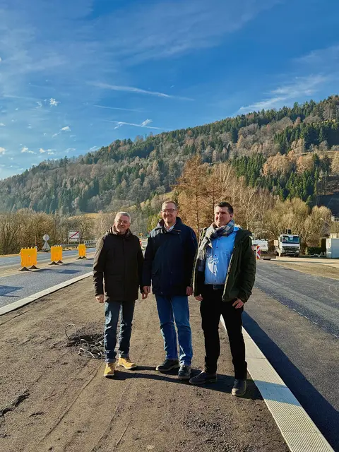v.l.: Geschäftsführender Bürgermeister Claus Faller, Christian Rudiferia und Klaus Neuschitzer bei der Teilfertigstellung des neuen Busterminals | Foto: Stadtgemeinde Gmünd