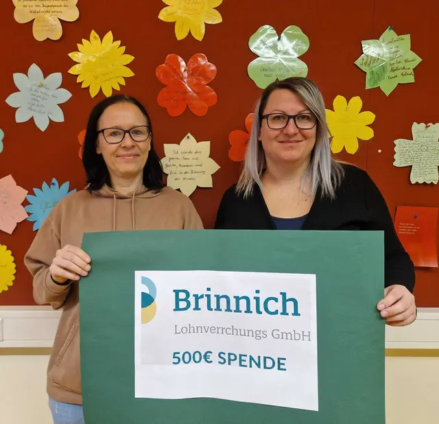 Martina Brinnich (Geschäftsführerin Brinnich Lohnverrechnungs GmbH) und Christina Moser (Sozialpädagogische Leitung „Die Brücke“ Allentsteig) bei der Spendenübergabe. | Foto: SBZ Allentsteig
