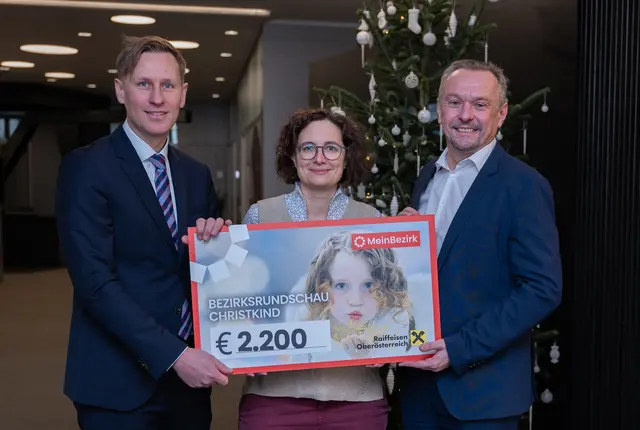 Maria Winklhofer und Markus Raml (r.) übergaben die Spende des Teams von Raml &amp; Partner an MeinBezirk OÖ-Chefredakteur Thomas Winkler. | Foto: MeinBezirk/Thomas Siegl