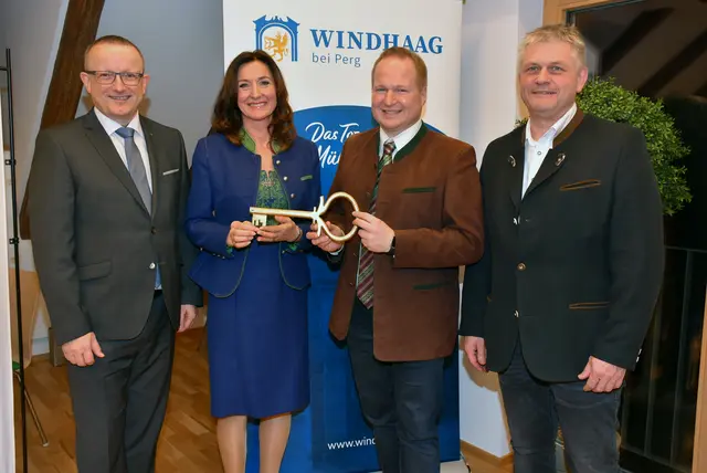 Bürgermeisterwahl in Windhaag bei Perg. Bezirkshauptmann Werner Kreisl, Bettina Schönbeck, Bürgermeister Martin Luger, Vizebürgermeister Peter Unterauer. | Foto: Zinterhof