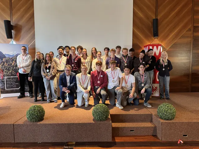 Die Schülerinnen und Schüler der HAK Reutte mit Direktor Werner Hohenrainer. | Foto: WK Reutte