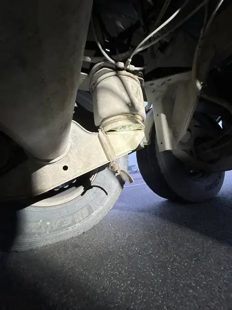 Der Luftbalg der 3. Achse rechts war mit einem Zurrgurt am Rahmen befestigt. | Foto: LPD NÖ