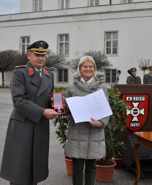 "Das große, silberne Ehrenzeichen für Verdienste um die Republik Österreich" erhielt Generalmajor Karl Pronhagl aus den Händen von Verteidigungsministerin Klaudia Tanner. | Foto: Sascha Trimmel
