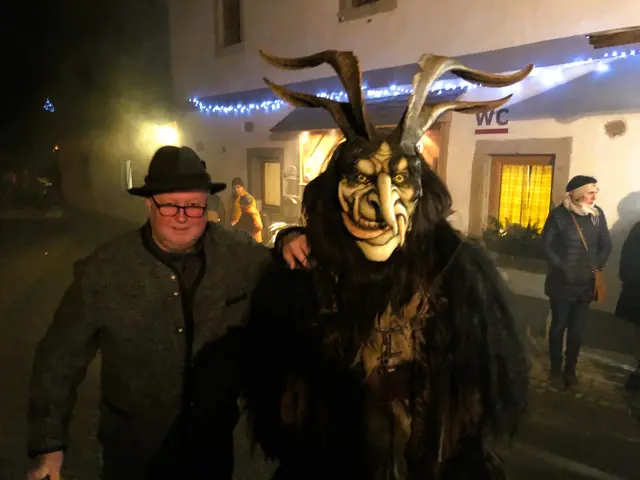 Brauchtumsfreund und Perchtenantreiber: Wolfgang Gruber aus Schardenberg mit einem echten „Sauwaldkrampuss“. | Foto: Franz Gruber