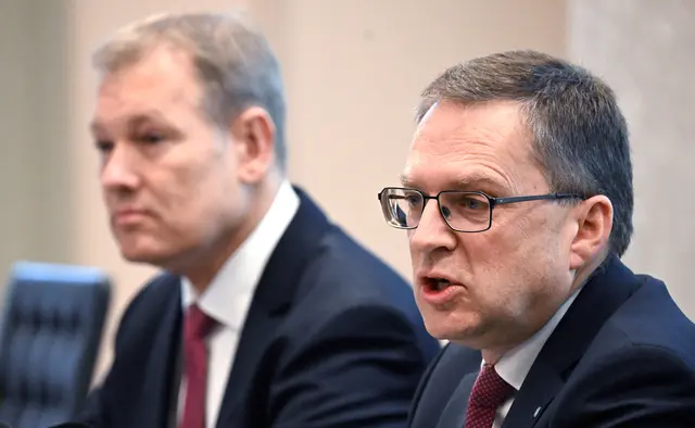 ÖVP-Klubobmann August Wöginger (r.) anlässlich einer Pressekonferenz mit einer Stellungnahme zu seinem Verfahren und Rechtsanwalt Michael Rohregger (l.). | Foto: APA-Images / APA / BARBARA GINDL