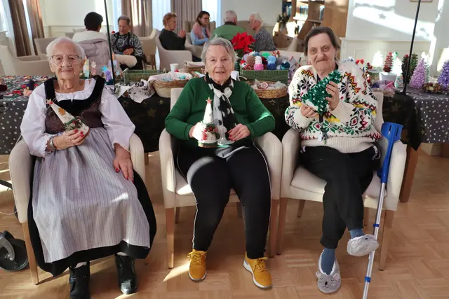 Stellvertretend für die Bewohner präsentierten Josefa Thaler (li) Elisabeth Luef und Cornelia Prangl den Christkindlmarkt im Amicalis. | Foto: Edith Ertl