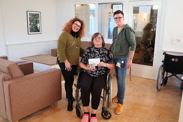 Viktoria Dampf (Bildmitte mit GR Sandra Goldberg und Beate Fank-Strohmeier) übernahm für die Bewohner des Amicalis die Einnahmen aus dem Adventstand in Kalsdorf  | Foto: Edith Ertl