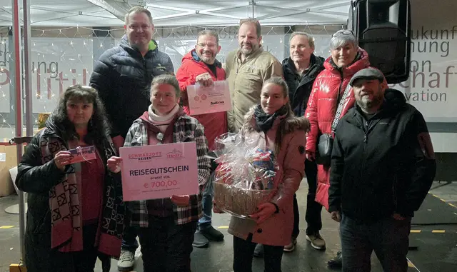 Stadtmarketing-Geschäftsführerin Kristin Stocker, Stadtmarketing-Mitarbeiterin Renate Schauer, LA Bürgermeister Christian Samwald, Rudolf Maier vom DAN-Küchenstudio Ternitz (Spender des Hauptpreises), Wirtschaftsbeirat Gemeinderat Günter Daxböck und Wirtschaftsbeirätin Martina Klengl mit den Gewinnern und Gewinnerinnen der Adventverlosung. | Foto: Stadtmarketing Ternitz