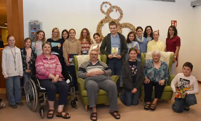 Manuela Fux, Gerhard Schreier, Yvaine Pichler, Aloisia Widhalm und Alexander Saam (vorne) mit Mona Deimel, Ylvie Pichler, Mia Müller, Sophia Reinthaler, Lena Kreutzer, Livia-Sophie Brunner, Anna Friedrich, Helena Deimel, Christoph Leon Haring, Emily Mader, Isabella Scheidl, Viktoria Lang, Anna Lena Theurer und Claudia Wimmer (stehend, jeweils v.l.) | Foto: PBZ Waidhofen/Thaya