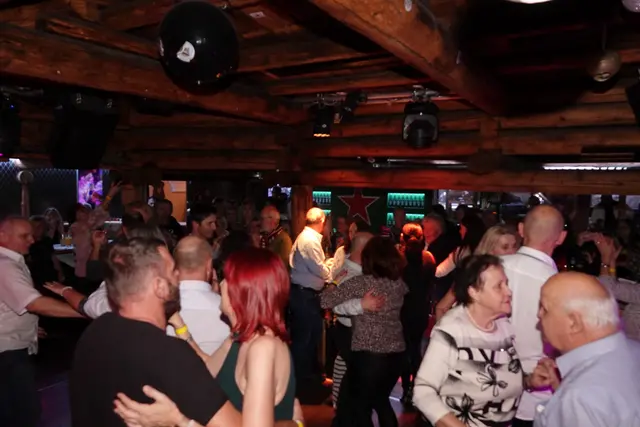 Eine volle Tanzfläche war bei der Schlagernacht keine Seltenheit. | Foto: MeinBezirk/Michael Blinzer