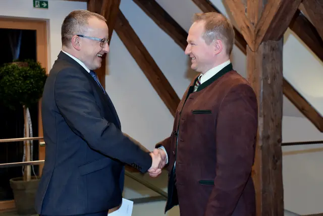 Bürgermeisterwahl in Windhaag bei Perg. Bezirkshauptmann Werner Kreisl gratuliert dem neuen Bürgermeister Martin Luger und nahm die Angelobung vor.  | Foto: Zinterhof