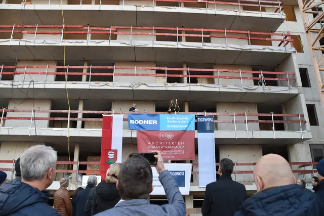 Am 11. Dezember feierten Tigewosi und FH Kufstein mit den bauausführenden Firmen die Dachgleiche für das neue Studentenheim. | Foto: Barbara Fluckinger