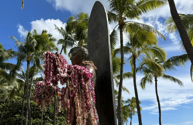 Duke (Herzog) Kahanamoku (1890-1968), der berühmteste Surfer von Hawaii