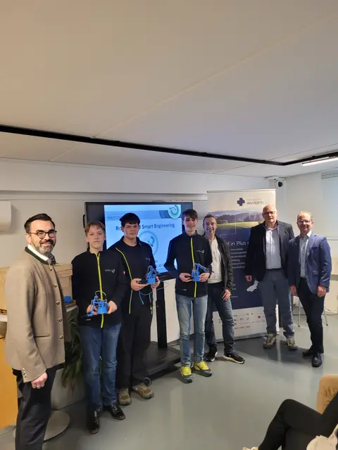 Gabriel Gruber (WKO Schärding), Schüler der HTL Ried, Matthias Tindorf (Innraum3), Christoph Wiesner (WKO Ried) und Bernd Wiesenberger. | Foto: WKO Ried