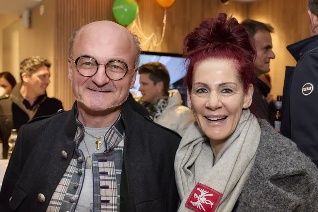 Berta und Leo Walter von der Alpenresidenz Ballunspitze in Galtür fühlen sich in der neuen Filiale sichtlich wohl. | Foto: Christoph Noesig PHOTOGRAPHY