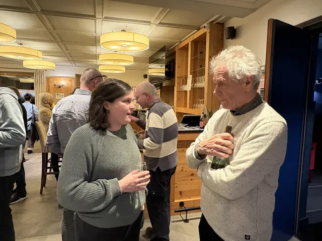 Ulrike Elsneg und Karl Posch (Kultur Kürbis Wies) ins Gespräch vertieft | Foto: MeinBezirk/Susanne Veronik