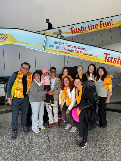 Von links: Milan, Susmita, Deenesh mit Sudina, Conny, Claudia, Tamara, Andrea. Vorne Kathrin und Astrid bei der Ankunft in Kathmandu. | Foto: Astrid Wieser