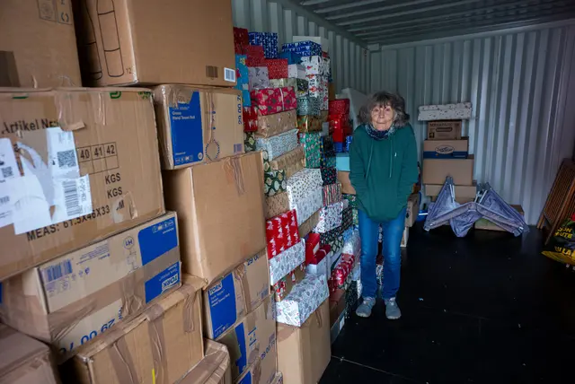 Die Pittenerin Ingeborg Weik (74) im Hilfsgüter-Container. Die Hilfspakte landen in Albanien und in Ungarn. | Foto: Santrucek