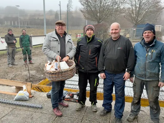 Herbert Enzenhofer (l.) mit dem Jausenkörberl  | Foto: Wolfgang Maureder