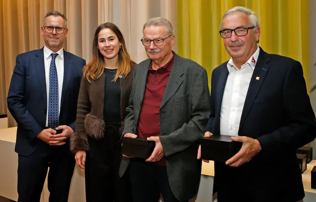 OÖFV-Präsident Stefan Sandberger, Verbandsmitarbeiterin Johanna Sinzinger, Franz Hanl, Erwin Pramhofer
Foto: OÖFV/Lui