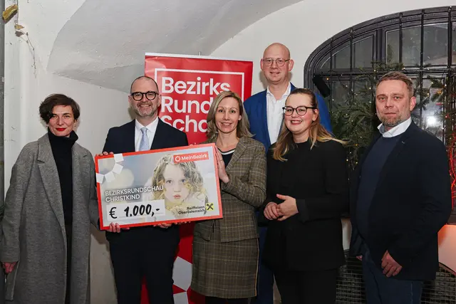 Von links: MeinBezirk-Redaktionsleiterin Silvia Gschwandtner, Bürgermeister Dietmar Prammer, Vizebürgermeisterinnen Karin Leitner und Merima Zukan, Stadtrat Thomas Gegenhuber sowie MeinBezirk Linz-Geschäftsstellenleiter Roman Igelsböck bei der Spendenübergabe. | Foto: MeinBezirk/Reischl