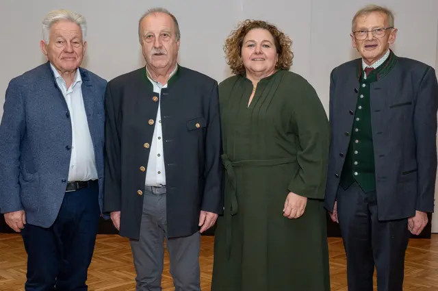 Landesobmann LH a.D. Josef Pühringer, Alois Buder, Bgm. Annemarie Wolfsjäger, Bezirksobmann Karl Mayr (v. li.). | Foto: Seniorenbund OÖ