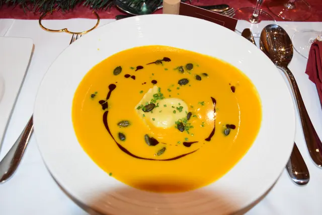 Hokkaido-Currycremesuppe mit Steinpilz-Girasoli | Foto: Alexandra Goll