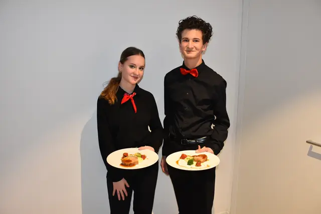 Rosa Steinkogler und Max Forster servieren die Hauptspeise - poeliertes Kalbsschulterscherzel mit cremiger Maispolenta, roter Paprika, Pesto und Broccoli. | Foto: Alexandra Goll