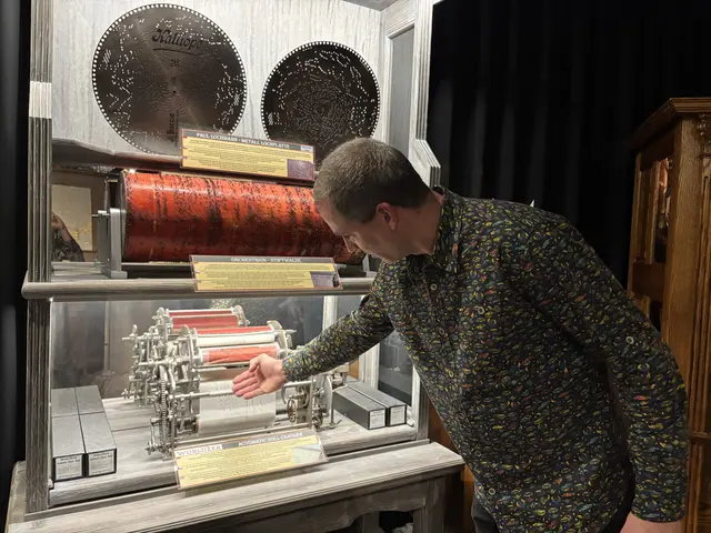 Michael Wagner führt die Gäste durch die Ausstellungen. | Foto: Alexandra Goll