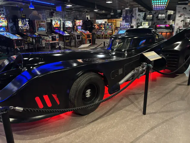 Das Batmobil als Highlight der Ausstellung begeistert Groß und Klein. | Foto: Alexandra Goll