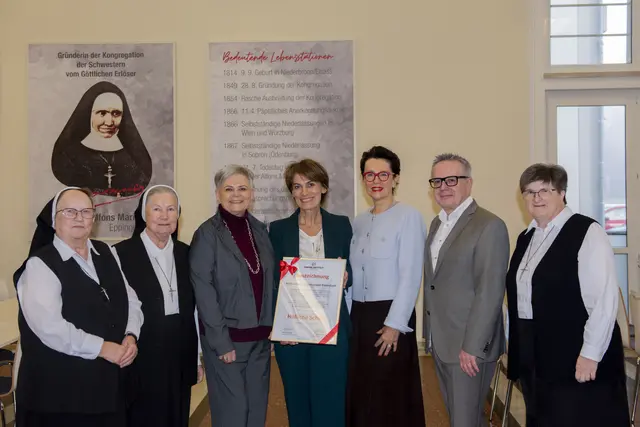 Renate Sandler und Projektleiterin Michaela Xander übergaben das Zertifikat am Freitag Vormittag.  | Foto: Sophia Braun