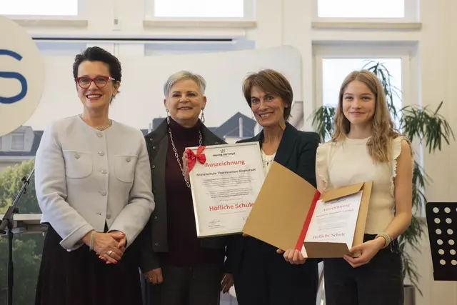 Schulleiterin Gabriela Pollak und Schulsprecherin Rosa nahmen das Zertifikat "Höfliche Schule" für das Theresianum voller stolz entgegen.  | Foto: Sophia Braun