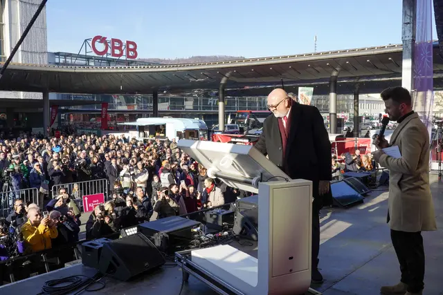ÖBB-CEO Andreas Matthä nimmt die Koralmbahn bei der Eröffnungsfeier in Betrieb.

 | Foto: ÖBB