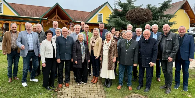 Die gesamte Feierrunde beim Altbürgermeister-Treffen in Hochenegg samt Ehrengästen. | Foto: Josef Rath