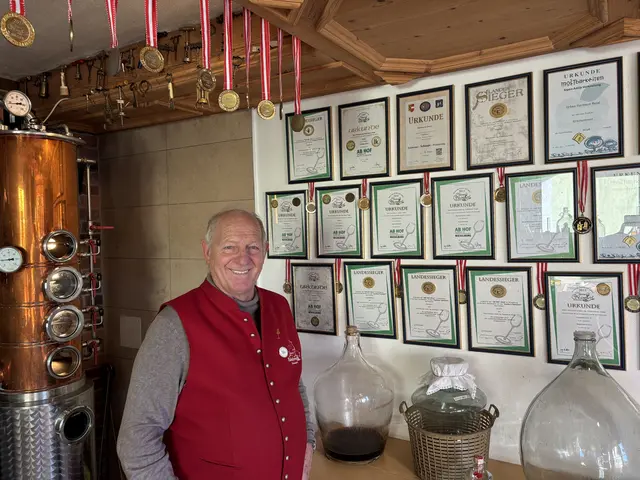 Der Koppler Edelbrandsommelier Hermann Deisl ist stolz auf seine vielen Auszeichnungen. | Foto: Emanuel Hasenauer
