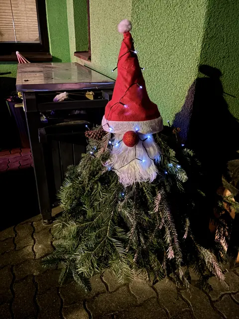 Ein Weihnachtswichtel grüßt an der Tür. | Foto: Daniel Schmidt